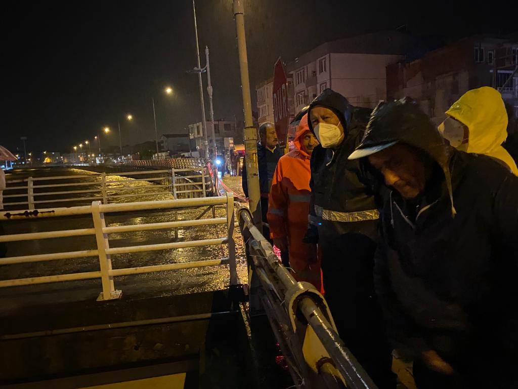 BÜYÜKŞEHİR ÜNYE’DEKİ YAĞIŞLARDA ETKİN BİR MÜCADELE VERDİ